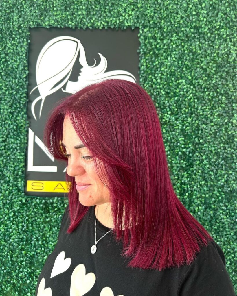 Mujer con cabello rojo en salón de belleza Puerto Rico